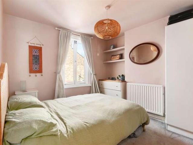Flat for sale in London Borough of Merton, Merton Park
