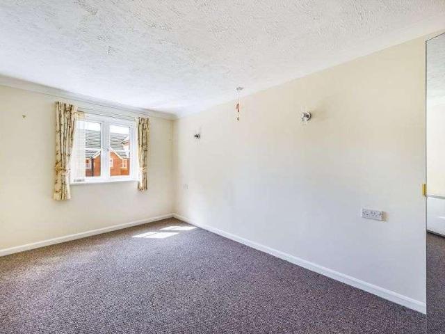 Flat for sale in Caterham, Caterham on the Hill