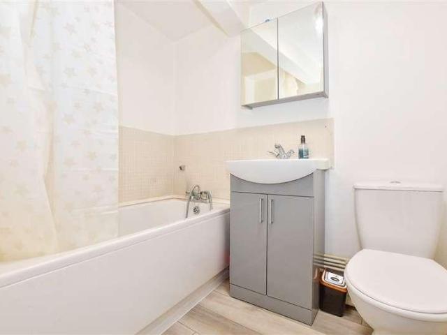 Flat for sale in Midway, Kent