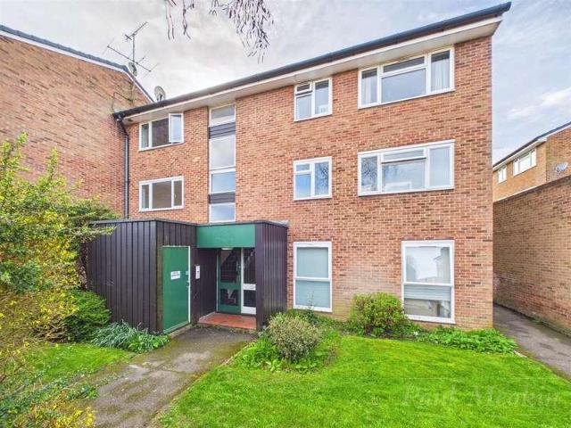 Flat for sale in London Borough of Croydon, Forestdale