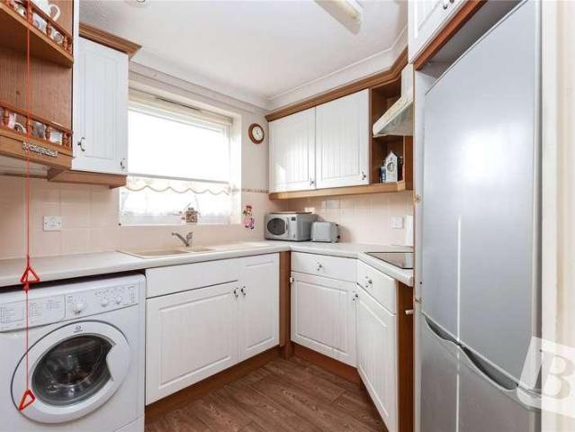Flat for sale in Romford, Gidea Park