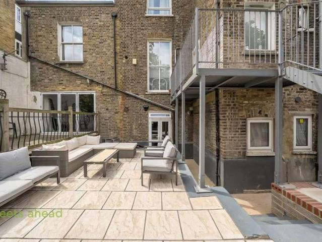 Flat for sale in Crystal Palace, Greater London