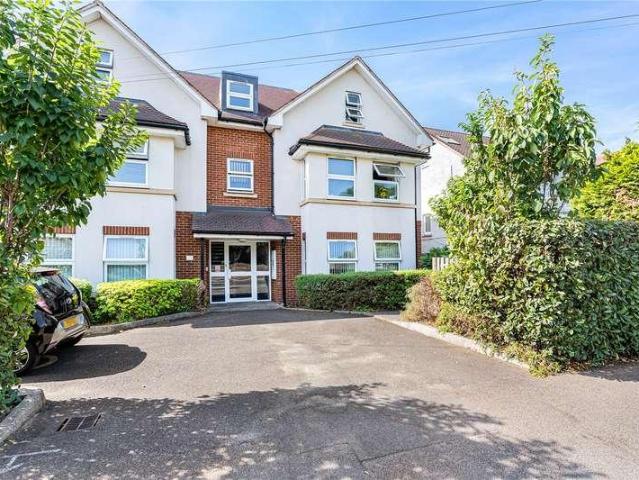 Flat for sale in Staines, Surrey