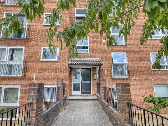 Flat for sale in Berrylands, Greater London
