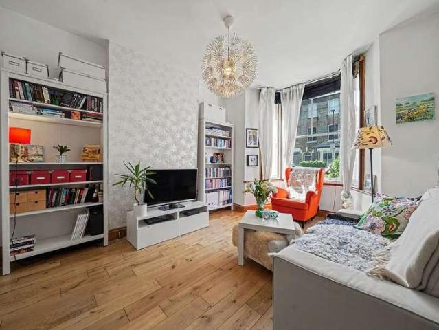 Flat for sale in Finsbury Park, Greater London