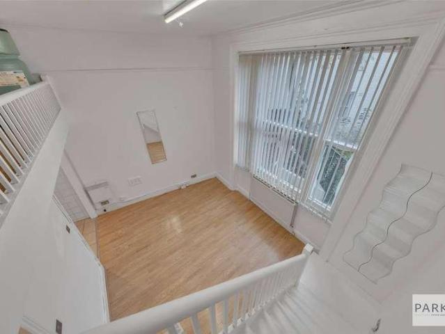 Flat for sale in Earl's Court, Greater London