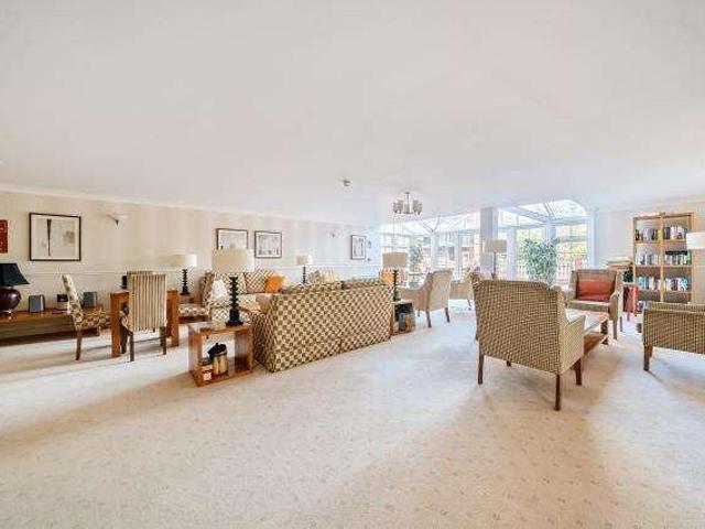 Flat for sale in Sunningdale