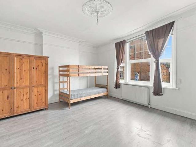 Flat for sale in West Dulwich, Greater London