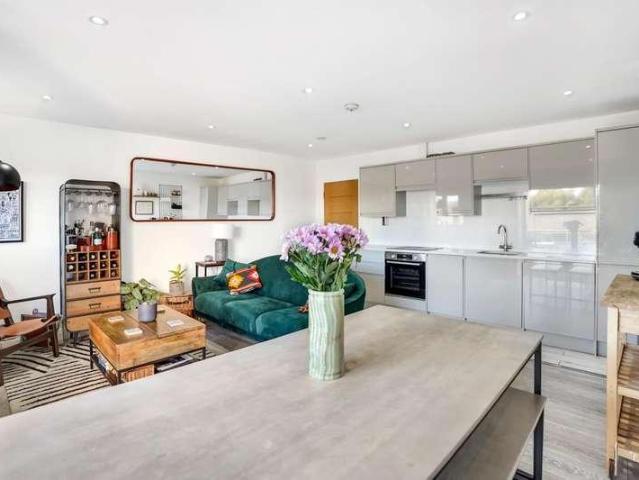 Flat for sale in London Borough of Southwark, Greater London