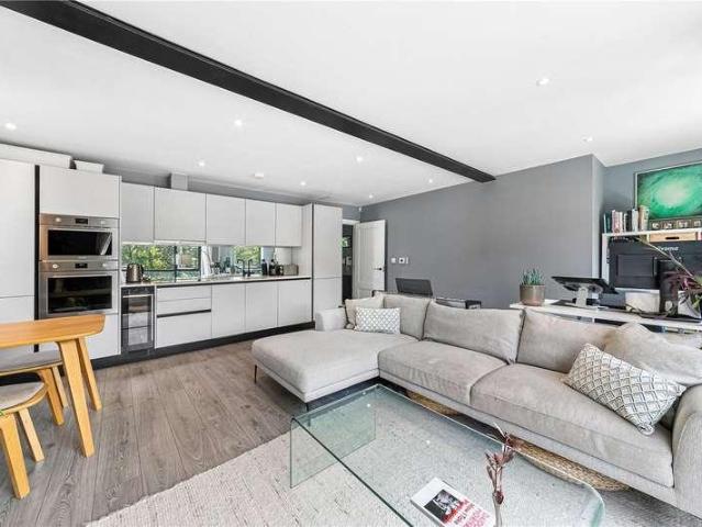 Flat for sale in Elmers End, Greater London
