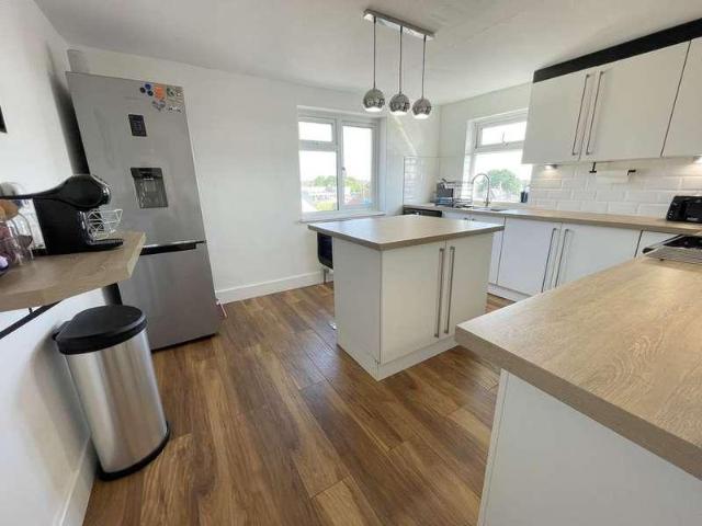Flat for sale in Brightlingsea, Dale Hill