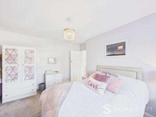 Flat for sale in Stoneleigh, Ewell