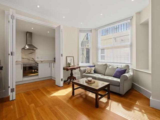 Flat for sale in South Kensington, Greater London
