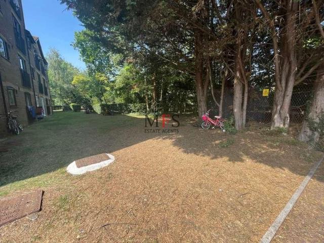 Flat for sale in Southall, Heston