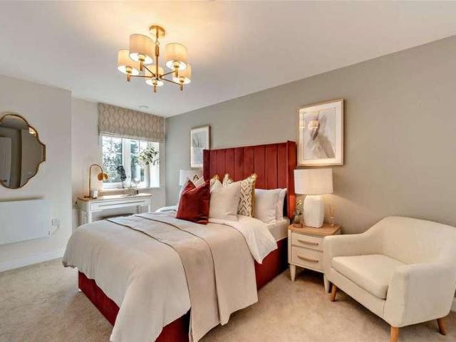 Flat for sale in Emmbrook, Wokingham