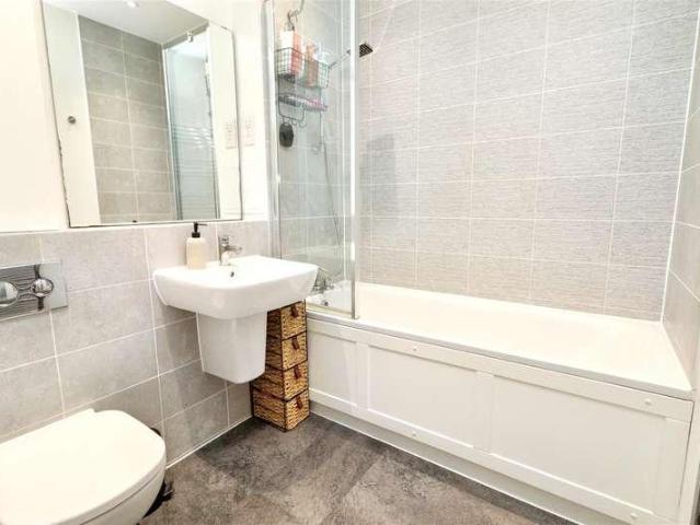 Flat for sale in Elstree and Borehamwood, Borehamwood