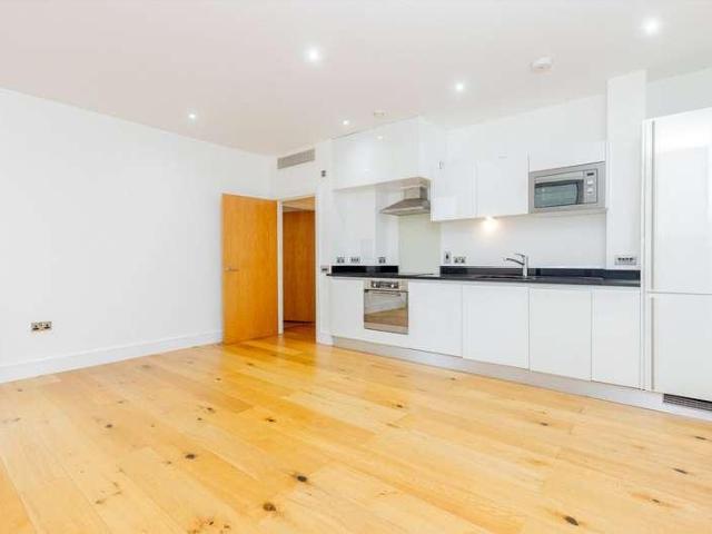 Flat for sale in Swiss Cottage, Greater London