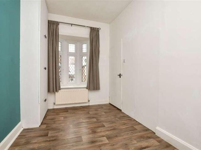 Flat for sale in Carshalton Beeches, Greater London