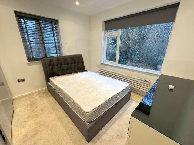 Flat for sale in Whetstone, Greater London