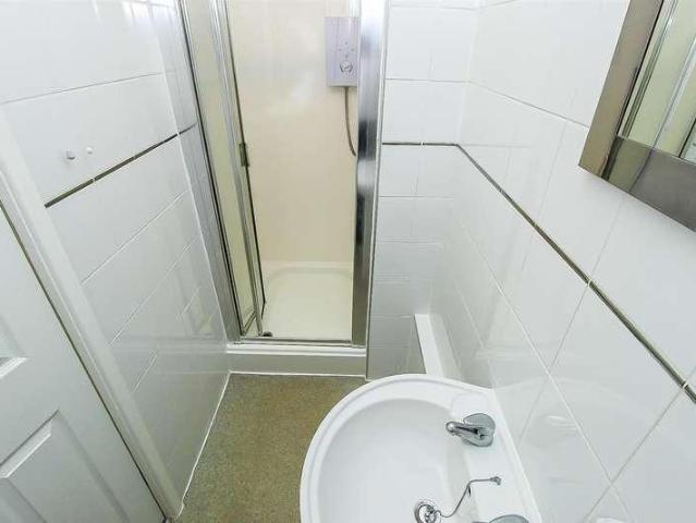 Flat for sale in Wrenthorpe, West Yorkshire