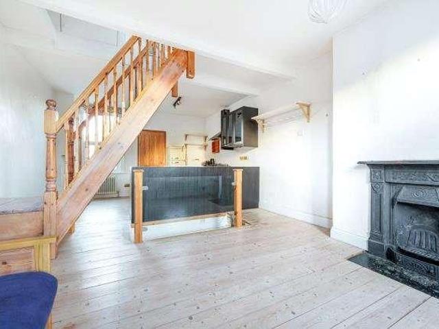 Flat for sale in Whetstone, Greater London