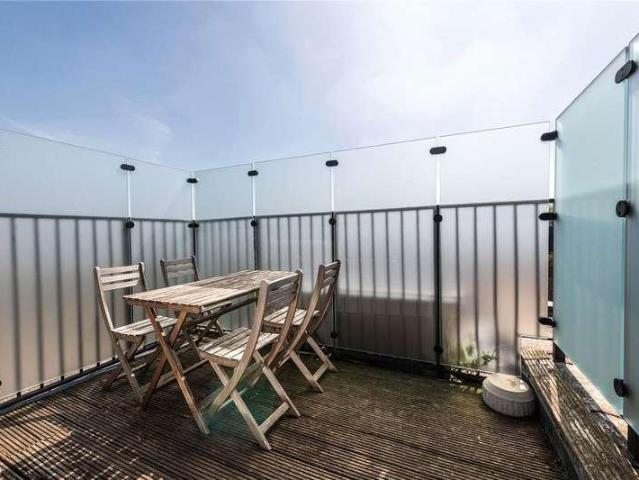 Flat for sale in Clapham Junction, Greater London