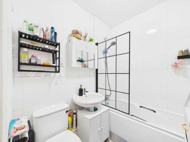 Flat for sale in Elephant and Castle, Greater London
