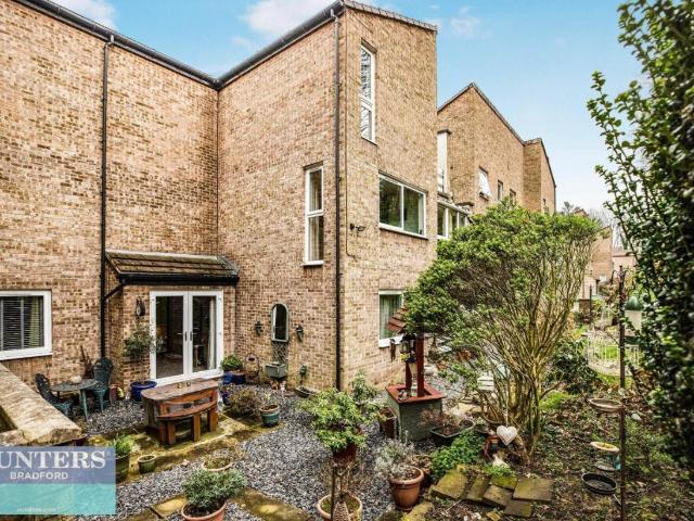 Flat for sale in Frizinghall, West Yorkshire