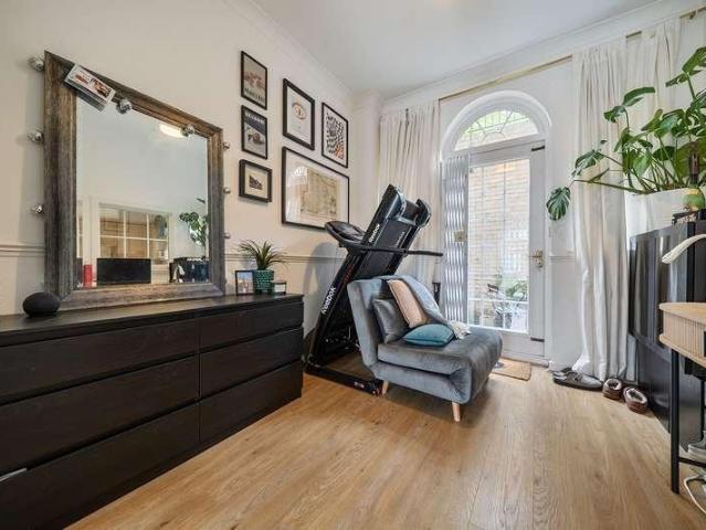 Flat for sale in London Borough of Southwark, Greater London