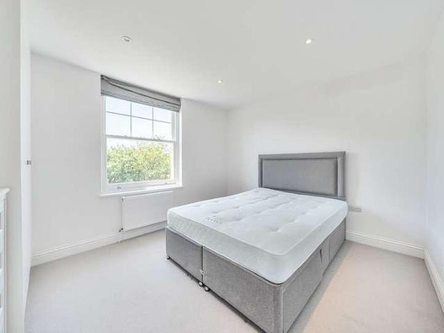 Flat for sale in Streatham, Greater London