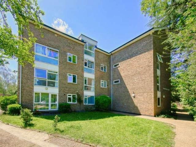 Flat for sale in Hampton Wick, Greater London