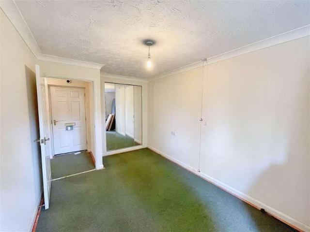 Flat for sale in South Croydon, Waddon