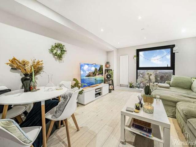 Flat for sale in Alton Barnes, Essex