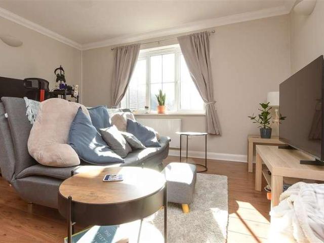 Flat for sale in Red Hill, Surrey