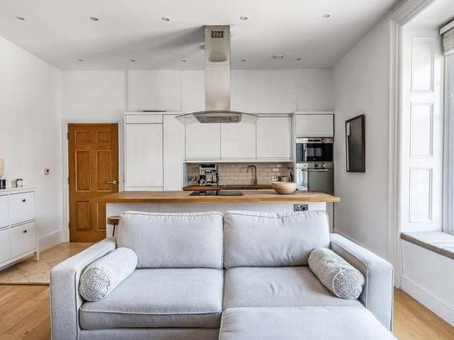 Flat for sale in Sevenoaks, The Butts