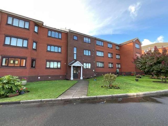 Flat for sale in Southport, Sefton