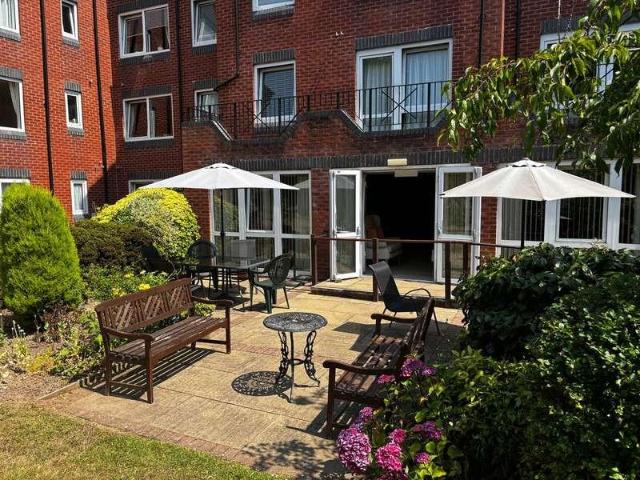 Flat for sale in Halesowen, West Midlands