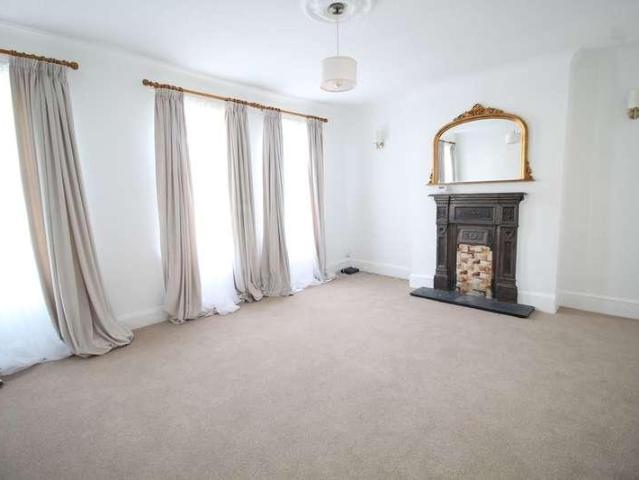 Flat for sale in London Borough of Croydon, Addiscombe