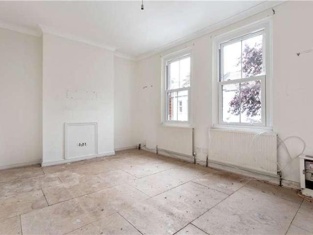 Flat for sale in Stockwell, Greater London