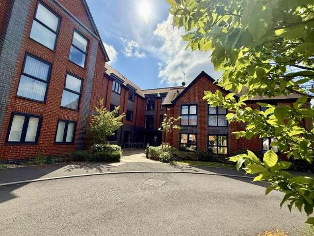 Flat for sale in Berrick Salome, Oxfordshire