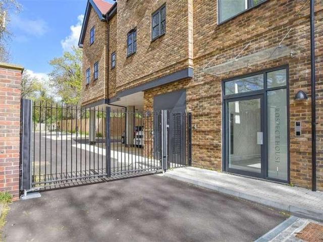 Flat for sale in Red Hill, Surrey