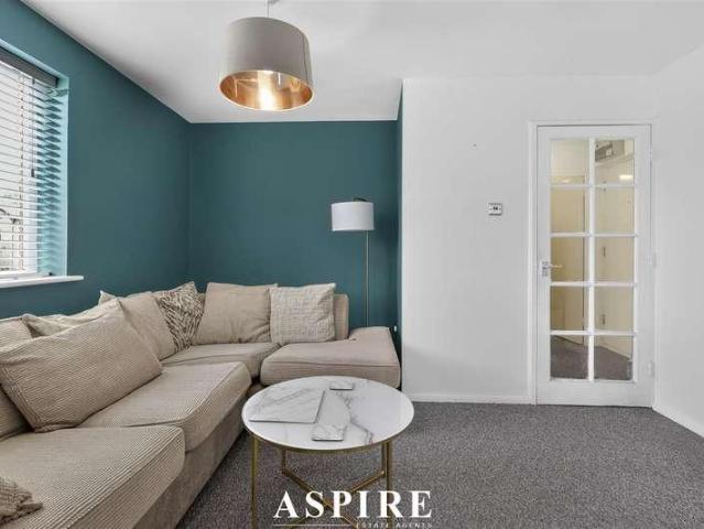 Flat for sale in Vange, Essex