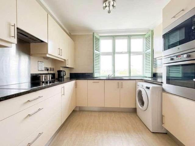 Flat for sale in Mill Hill, Greater London