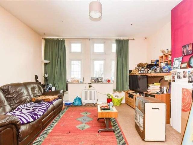 Flat for sale in Red Hill, Surrey