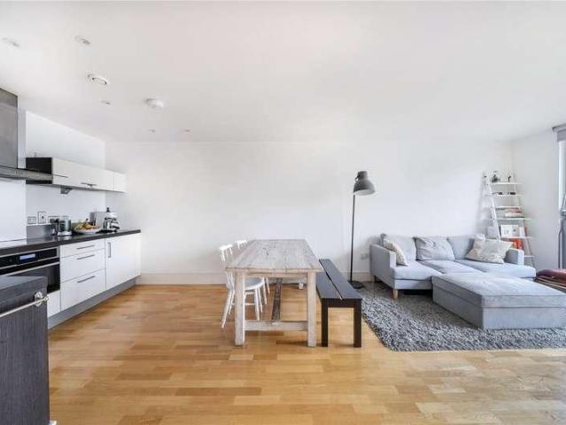 Flat for sale in Finsbury Park, Greater London