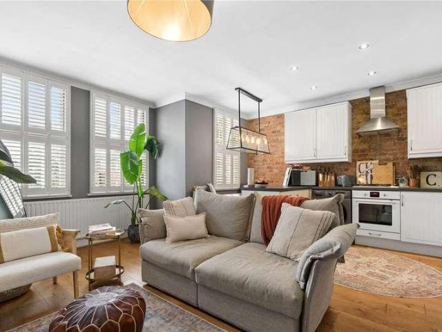 Flat for sale in London Borough of Richmond upon Thames, Greater London