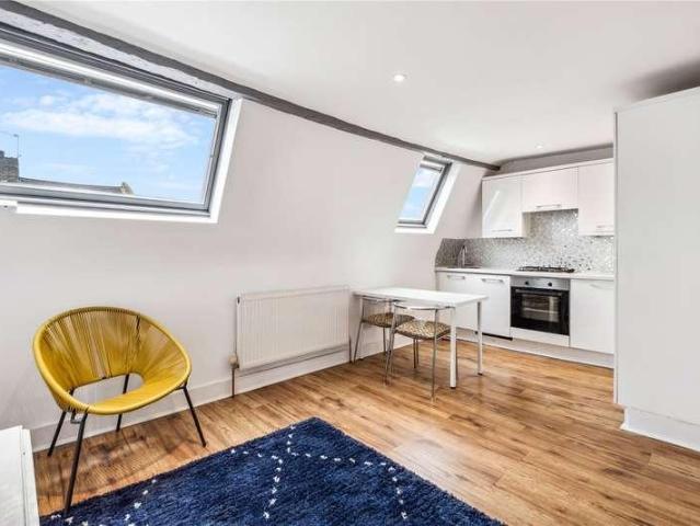 Flat for sale in Clapham Junction, Greater London