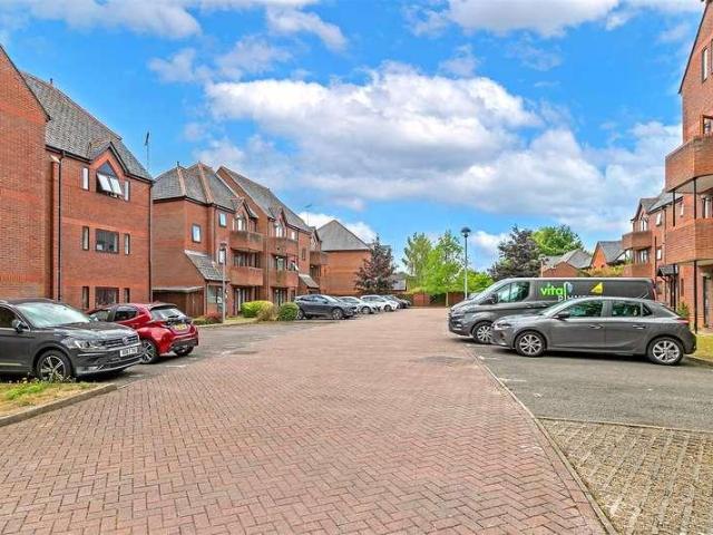 Flat for sale in St Albans, Fleetville