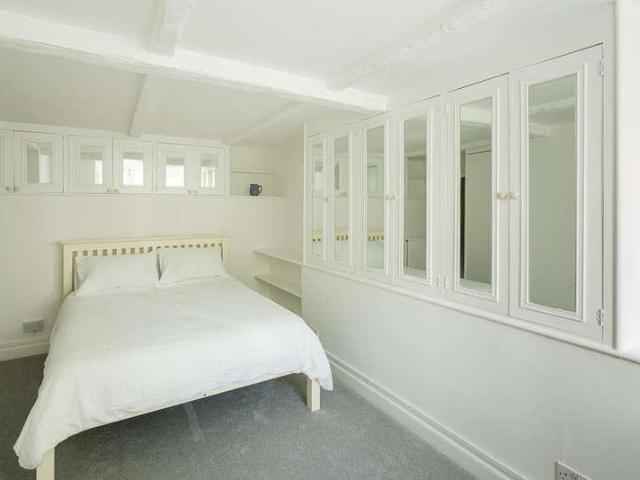 Flat for sale in Camberwell, Greater London