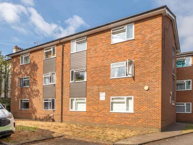 Flat for sale in London Borough of Croydon, Addiscombe